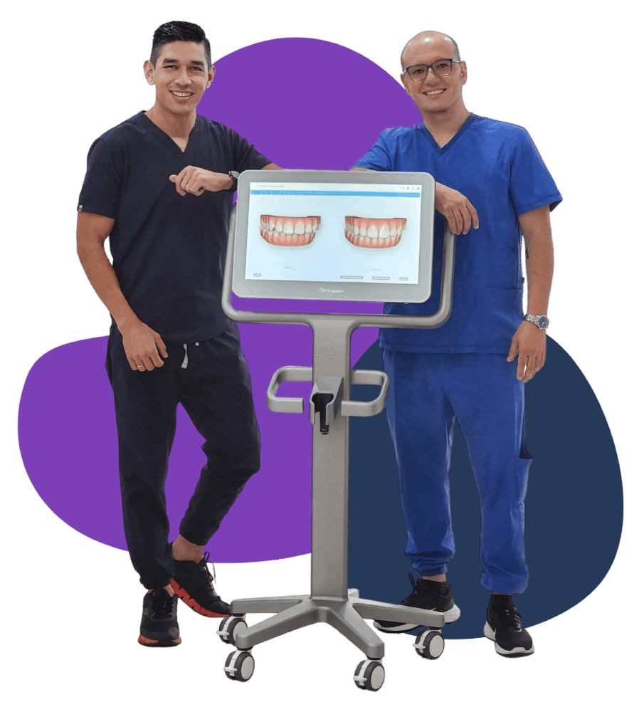 Los dentistas Jesús y Carlos sonríen junto a la pantalla que muestra modelos de las impresiones dentales