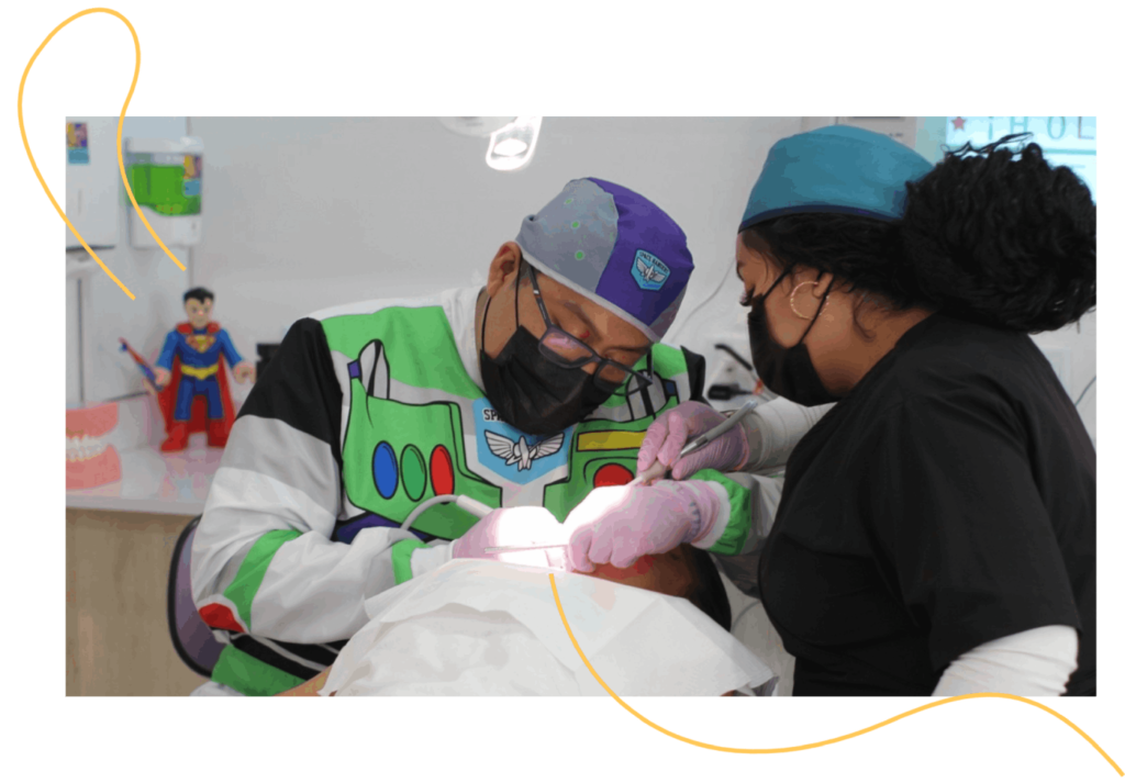 Unos dentistas pediatras están vestidos de personajes de toy story mientras revisan los dientes de un niño